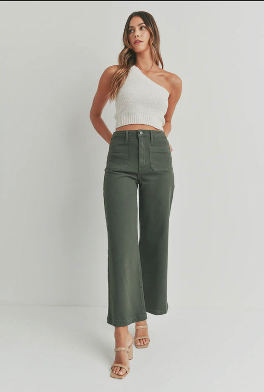 Wide-leg trousers with patch pockets, crafted from a blend of 96% cotton, 3% Elasterell-P, and 1% spandex for comfort and flexibility.