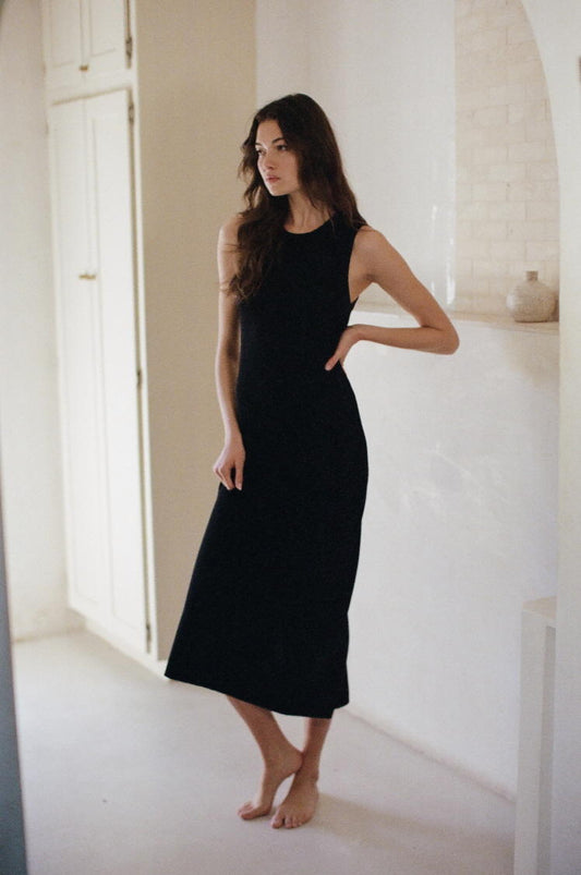 A comfortable midi knit dress in a sleeveless design with a round neck, in a chic black color.