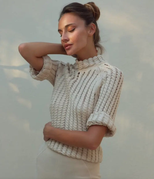 A regular-fit top made from pure cotton with delicate crochet details. Crafted from 90% organic cotton and 10% acrylic, it features mid-sized sleeves and a round neck.