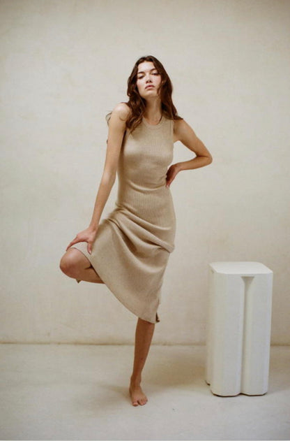 A comfortable midi knit dress in a sleeveless design with a round neck, perfect for casual wear, in a chic beige color.