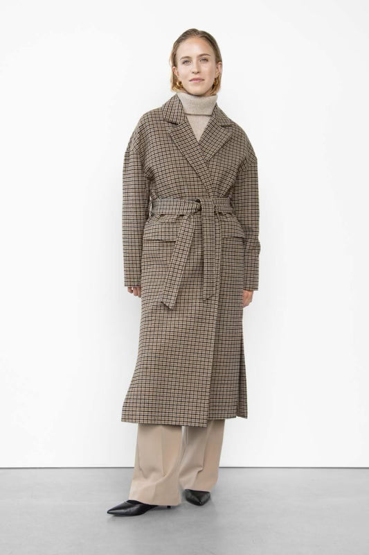 A jacket with a relaxed silhouette and drop shoulder, featuring a lapel collar and front flap pockets. High vented sides and a self-tie waist belt add to its stylish look. Lined for comfort, adorned with a tattersall check pattern.