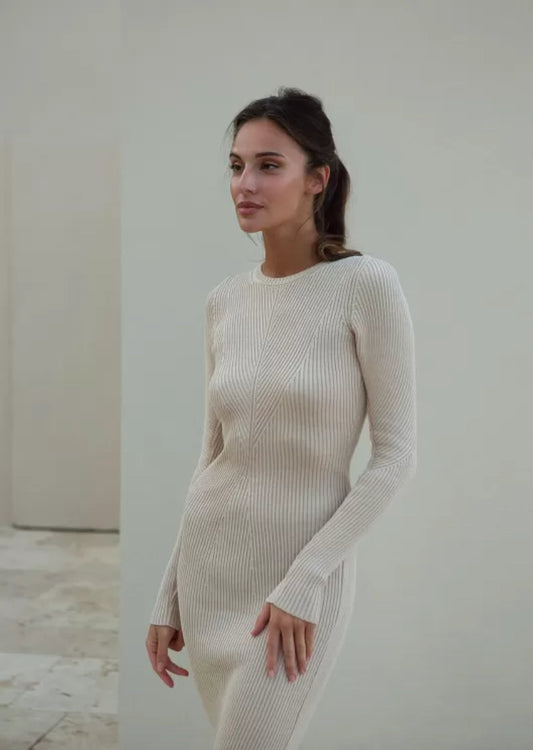 A cream-colored long-sleeved knit with a flattering regular fit, designed to accentuate your waist and featuring a pencil-shaped skirt, round neck, and fine ribbed design. The dress falls neatly at a midi length.