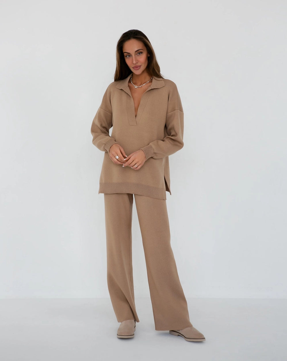 Caramel-colored straight-line trousers crafted from a blend of dense jersey and organic cotton, ensuring both durability and comfort. These trousers boast a sleek silhouette and a versatile design.